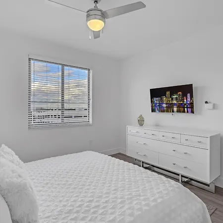 Modern 2 Bed In The Heart Of Doral Free Parking Apartment Hialeah Gardens Exterior photo