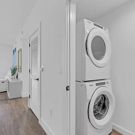 Modern 2 Bed In The Heart Of Doral Free Parking Apartment Hialeah Gardens Exterior photo