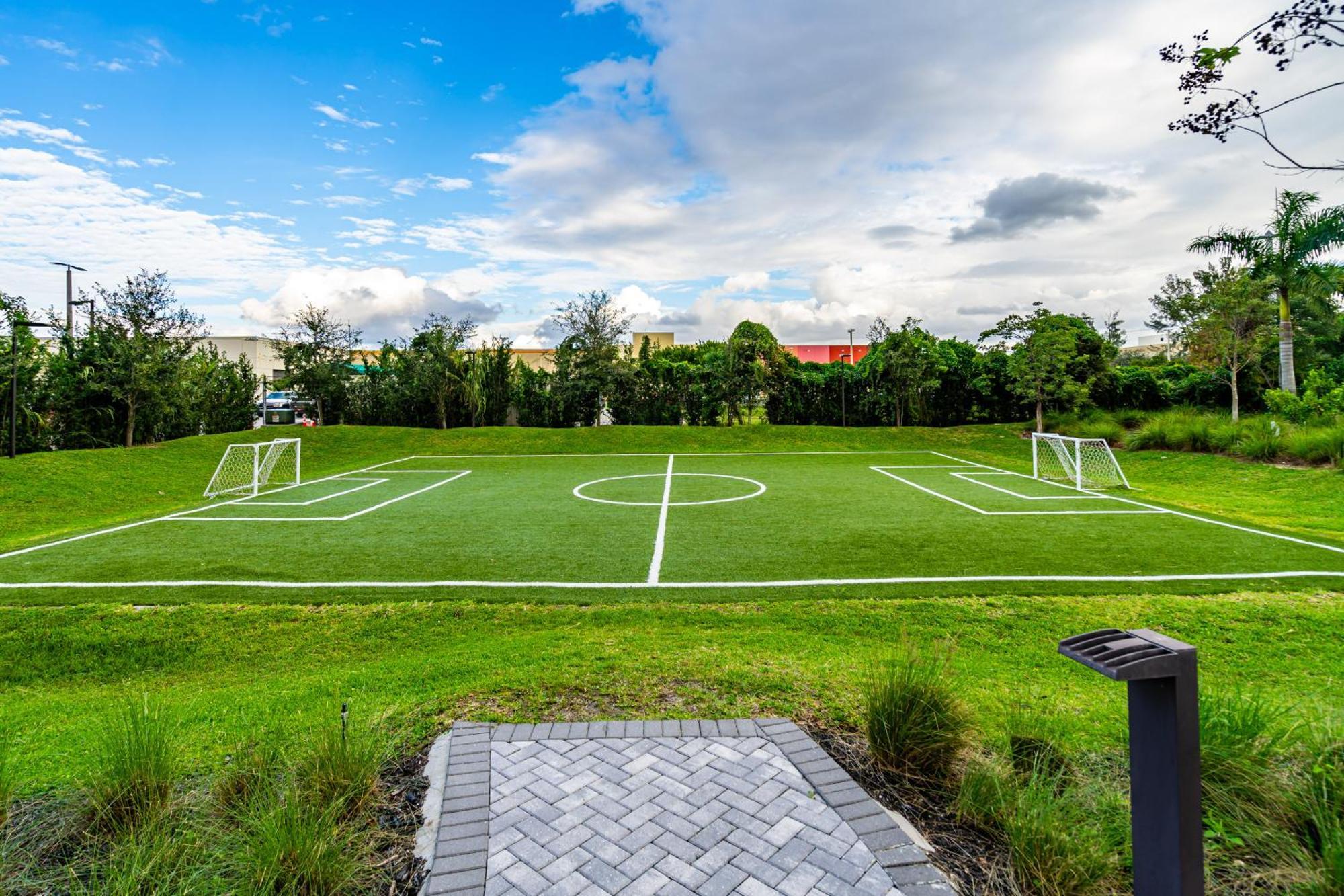 Modern 2 Bed In The Heart Of Doral Free Parking Apartment