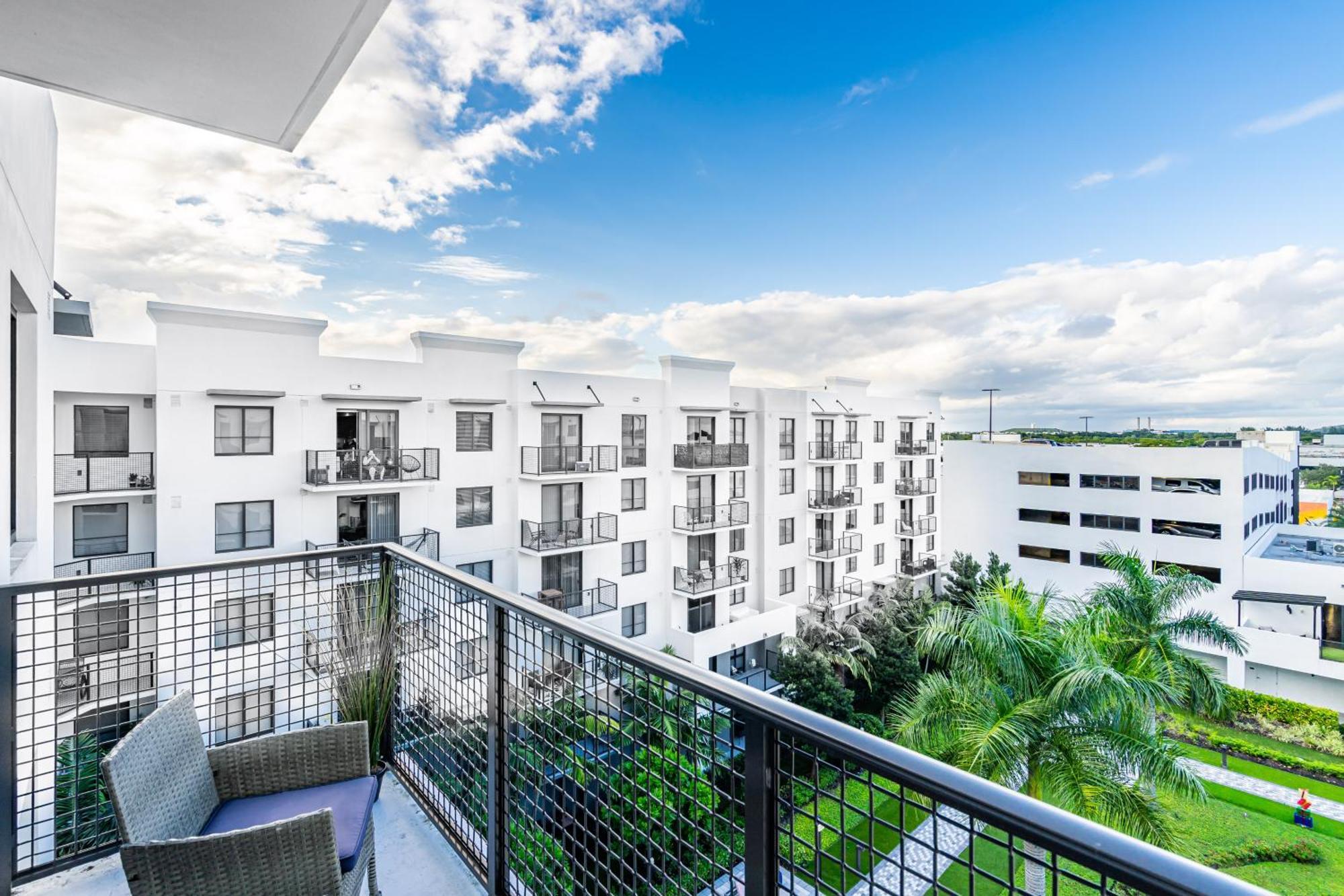 Modern 2 Bed In The Heart Of Doral Free Parking Apartment